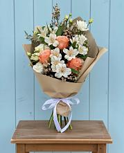 Букет цветов из:  Альстромерии, Лизиантусы, Розы и Хризантемы в Ярославской Краснодарский край