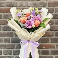 Букет цветов из:  Лизиантусы и Розы в Ярославской Краснодарский край