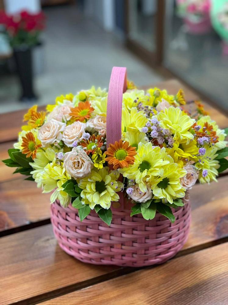 Цветочная композиция из Хризантемы и Розы в корзине в Ярославской Краснодарский край