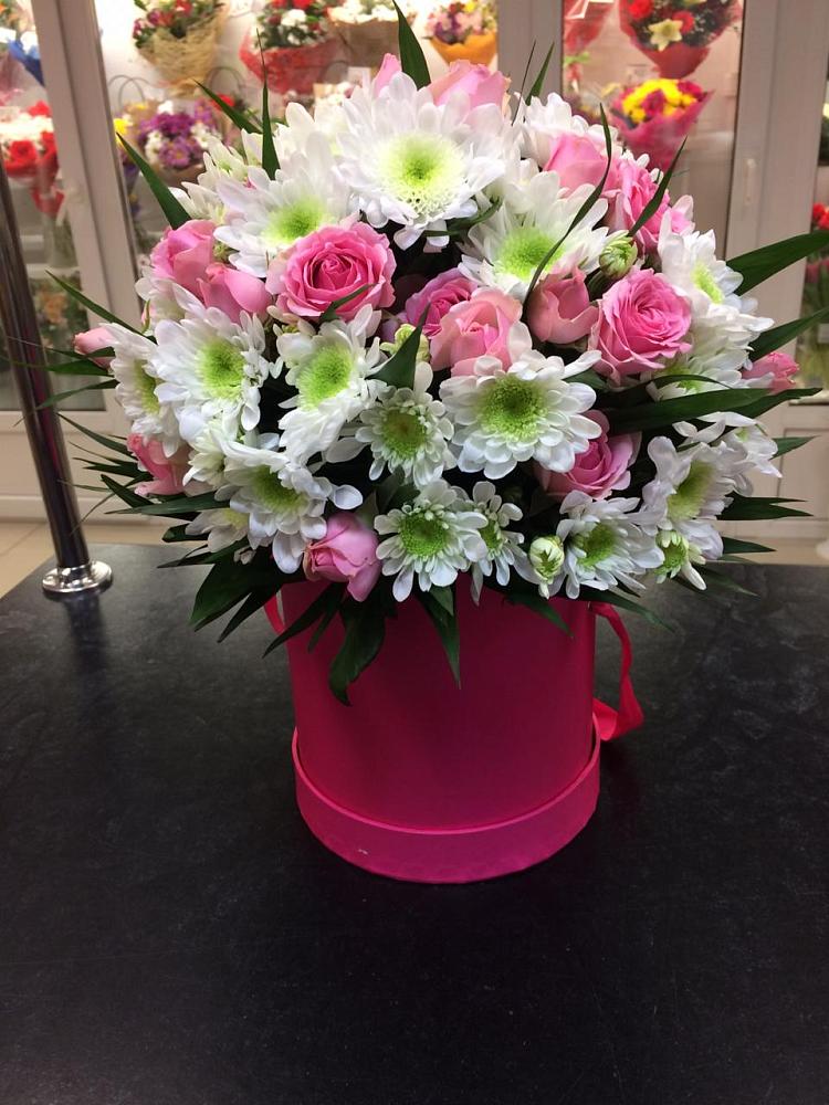 Цветочная композиция из Розы и Хризантемы в шляпной коробке в Ярославской Краснодарский край