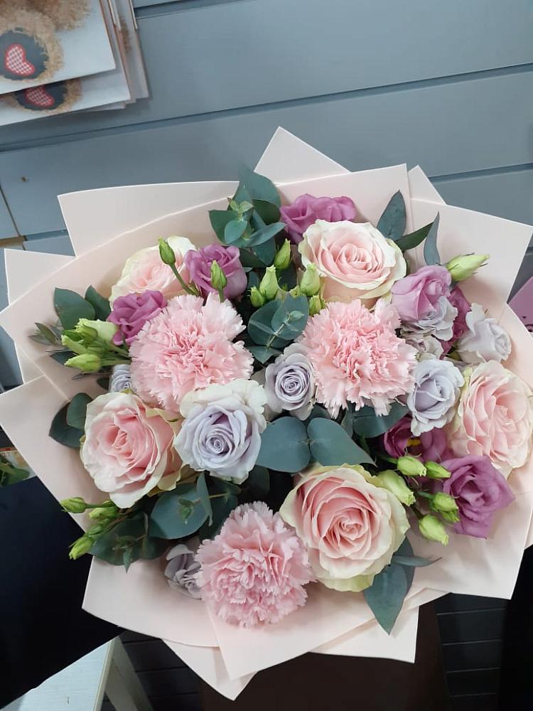 Букет цветов из: Розы, Гвоздики и Лизиантусы в Ярославской Краснодарский край